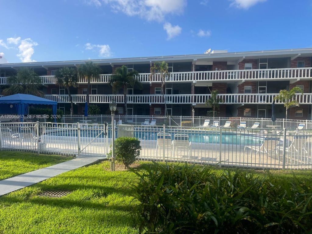 Photo of 181 NE 14th Ave #20A, Hallandale Beach, FL 33009 (MLS # A12006063)