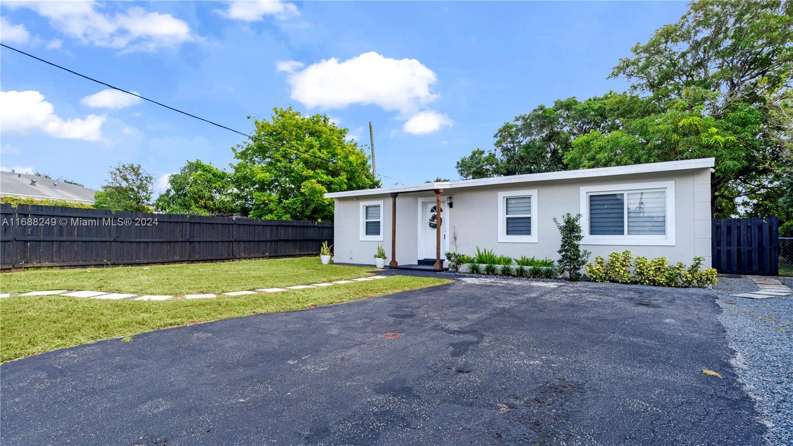 LAUDERDALE MANORS ADD - Residential