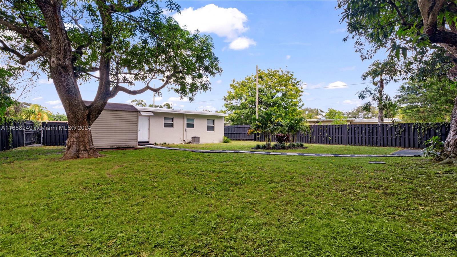 LAUDERDALE MANORS ADD - Residential