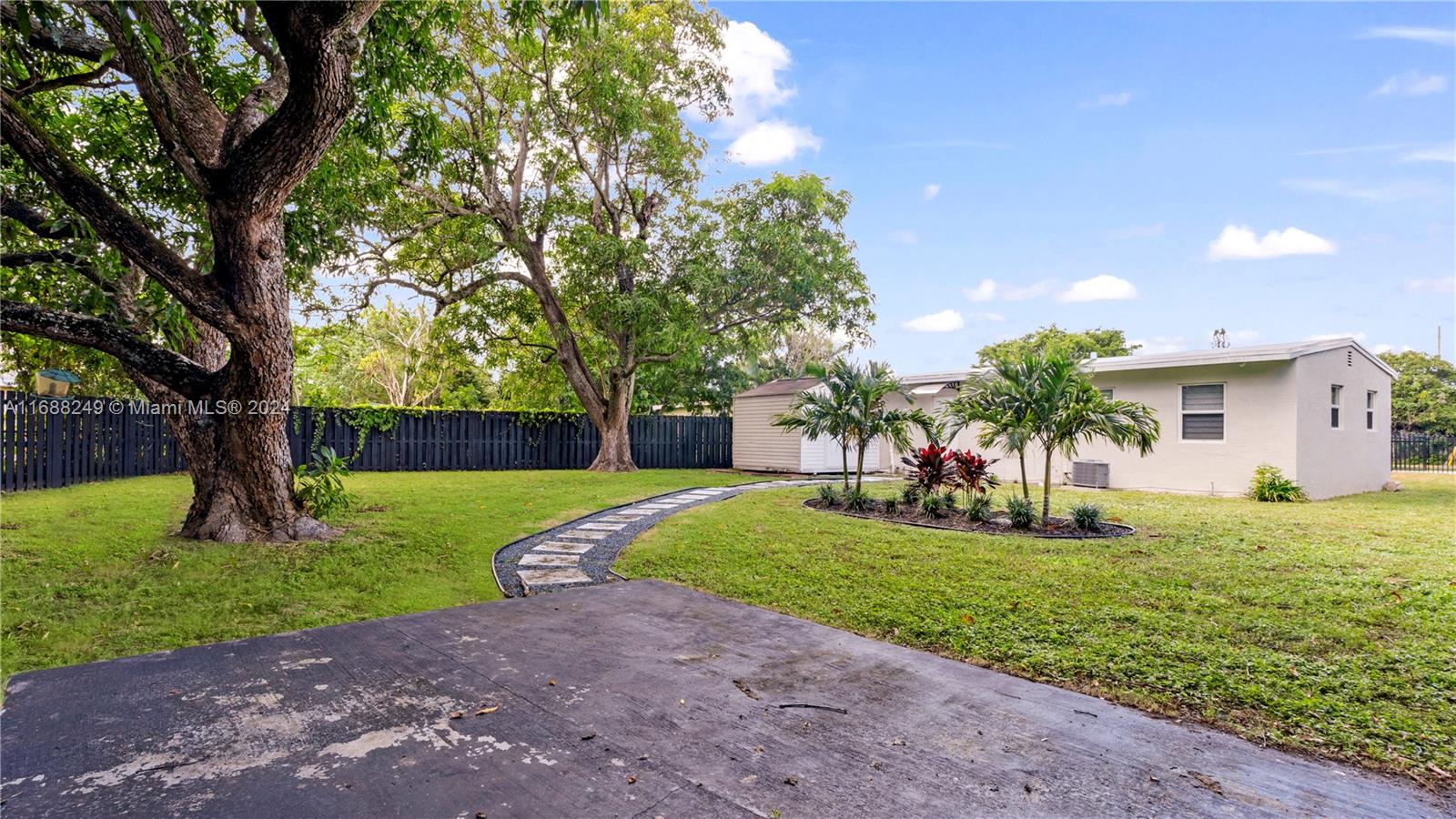 LAUDERDALE MANORS ADD - Residential