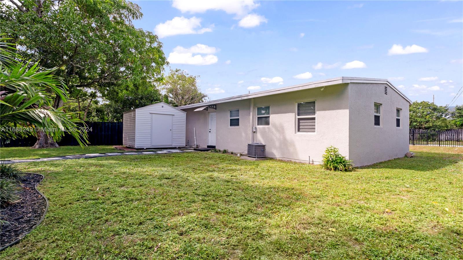 LAUDERDALE MANORS ADD - Residential