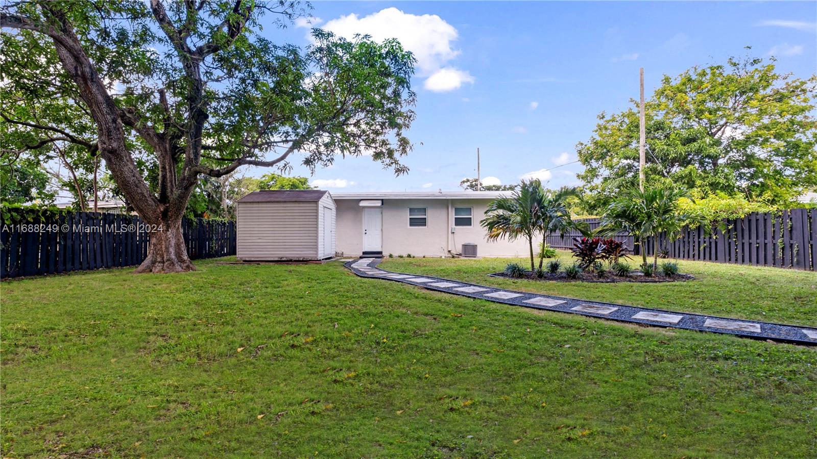 LAUDERDALE MANORS ADD - Residential