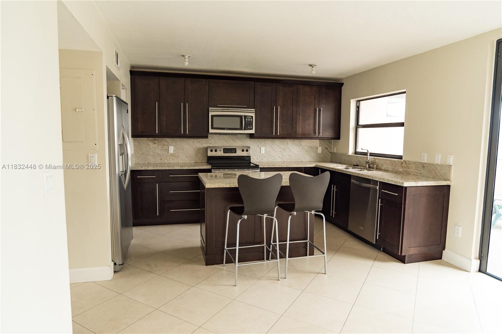 PEMBROKE LAKES SECTION SE - Residential