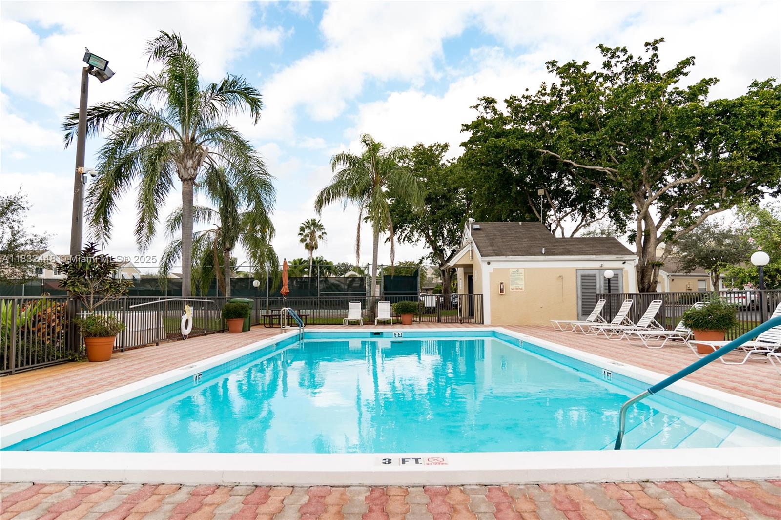 PEMBROKE LAKES SECTION SE - Residential