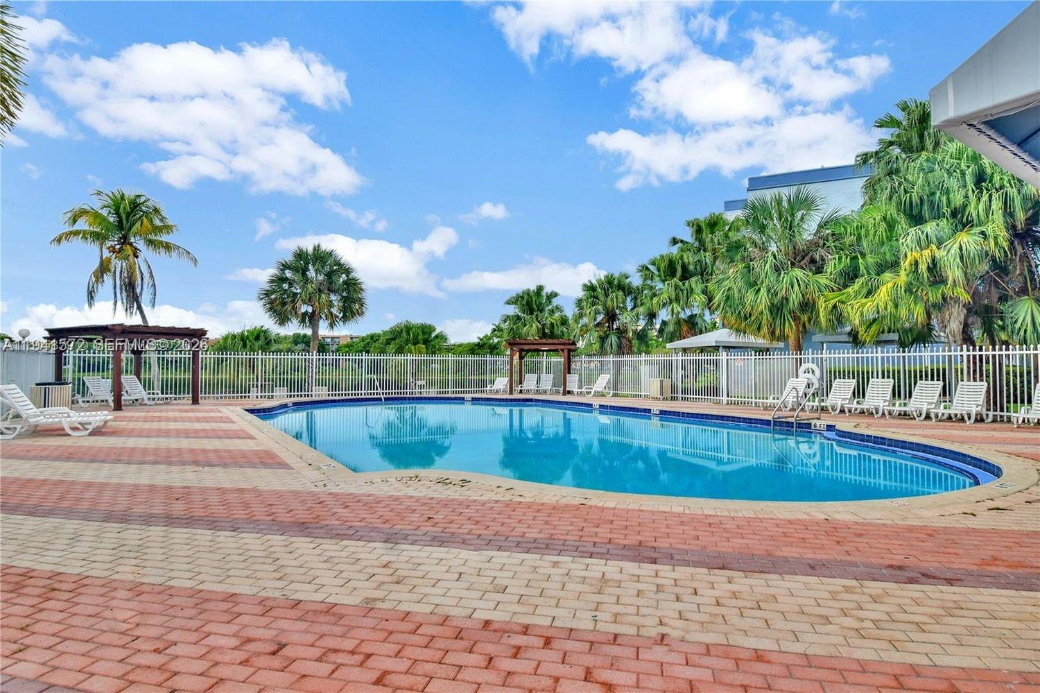 THE BEACH CLUB FONTAINEBL - Residential