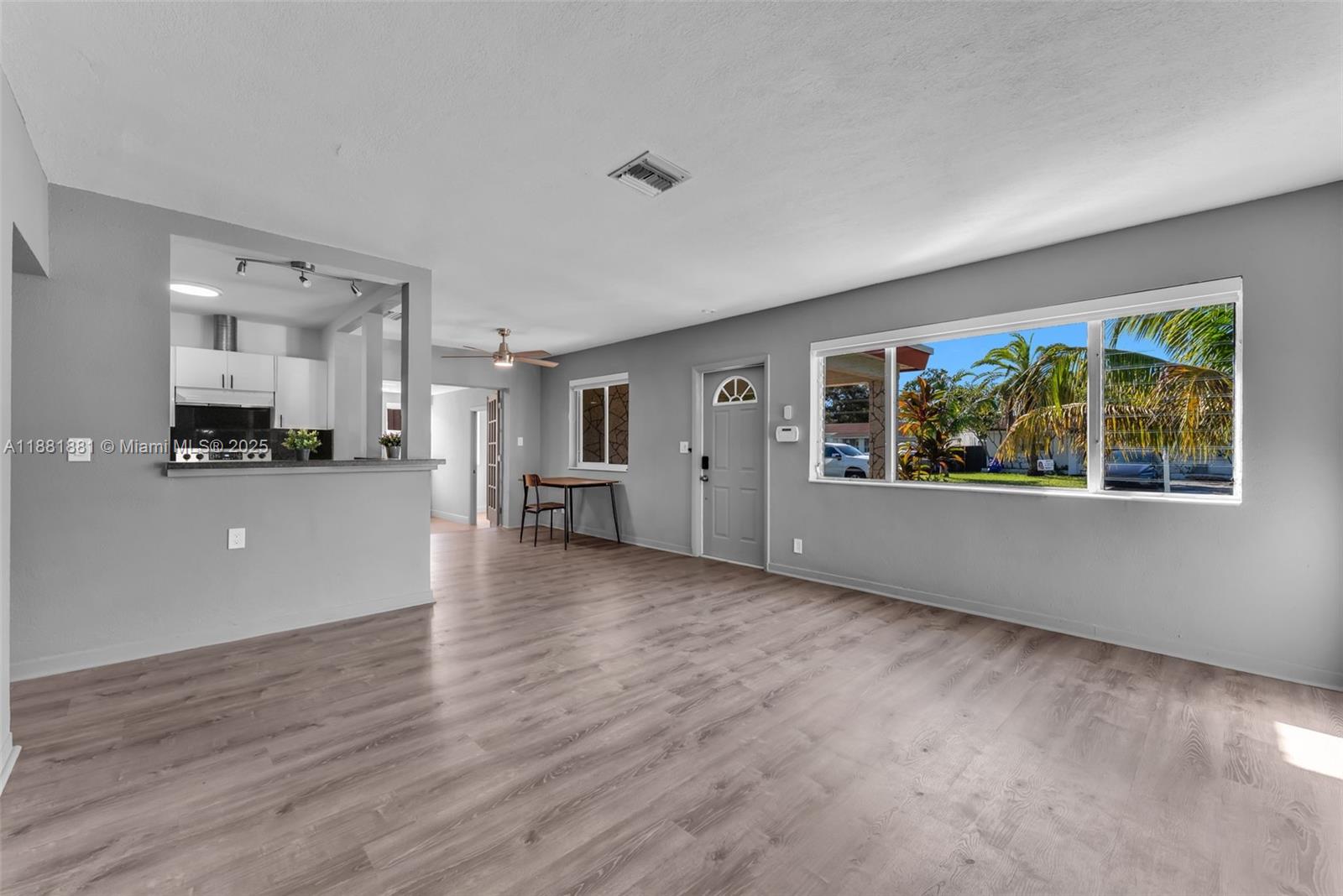 HOLLYWOOD LITTLE RANCHES - Residential