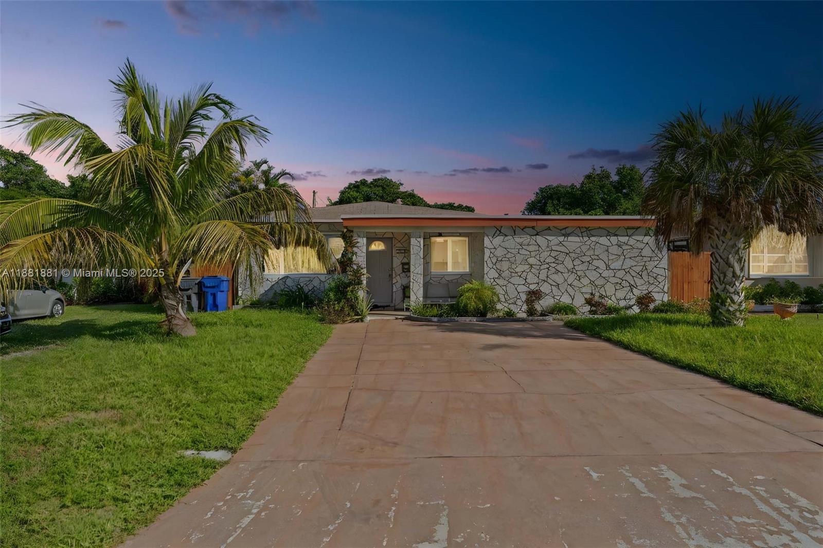 HOLLYWOOD LITTLE RANCHES - Residential