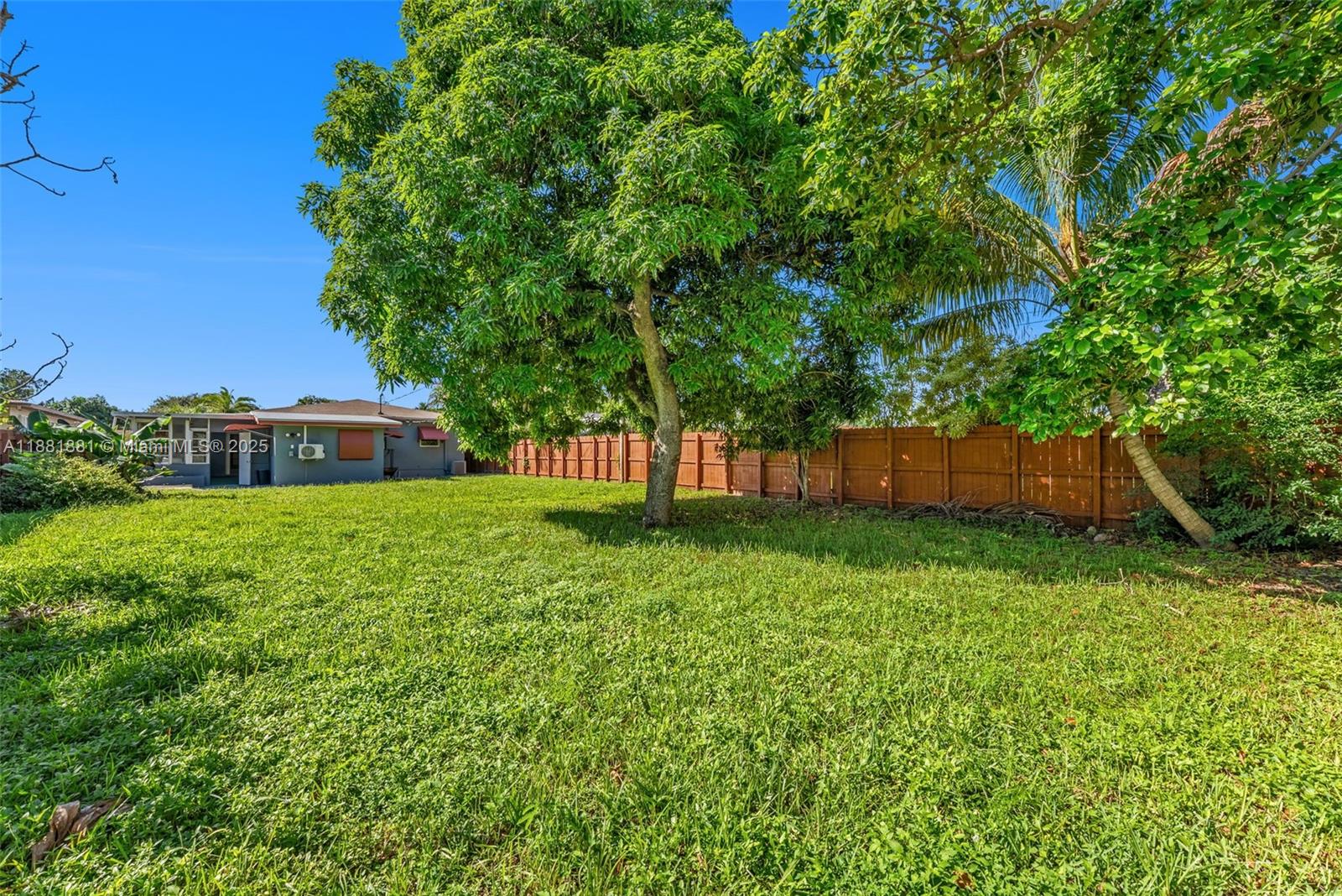 HOLLYWOOD LITTLE RANCHES - Residential