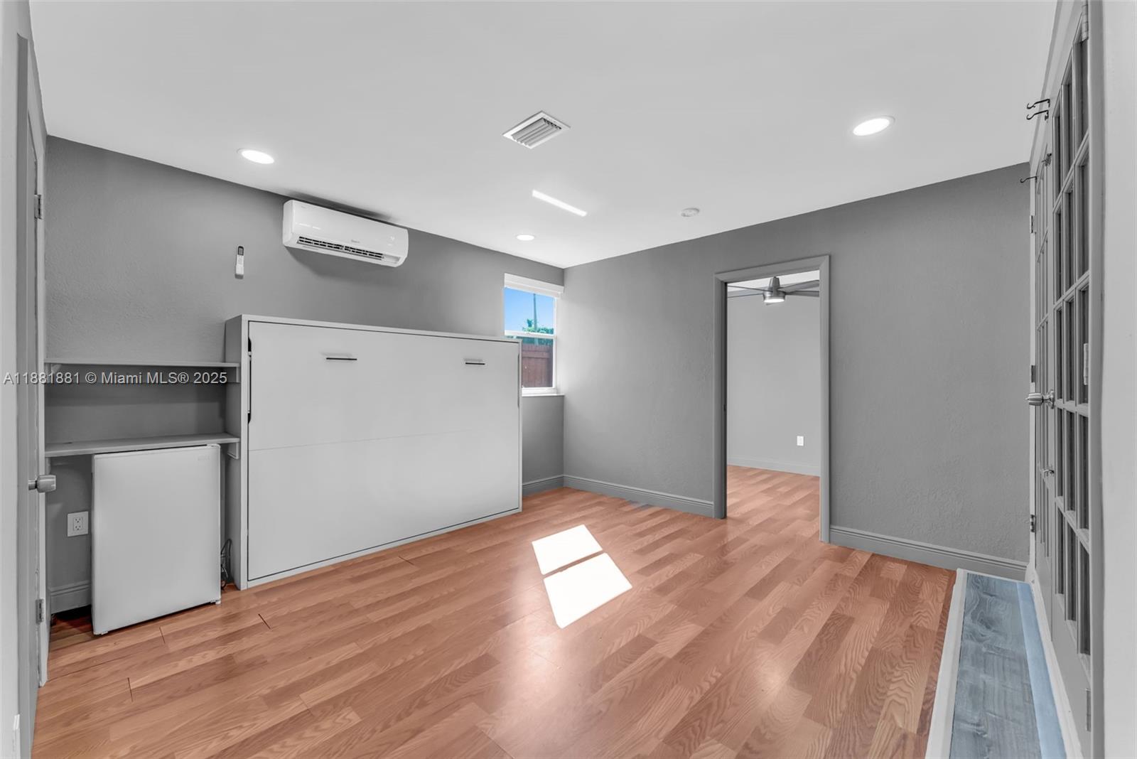 HOLLYWOOD LITTLE RANCHES - Residential