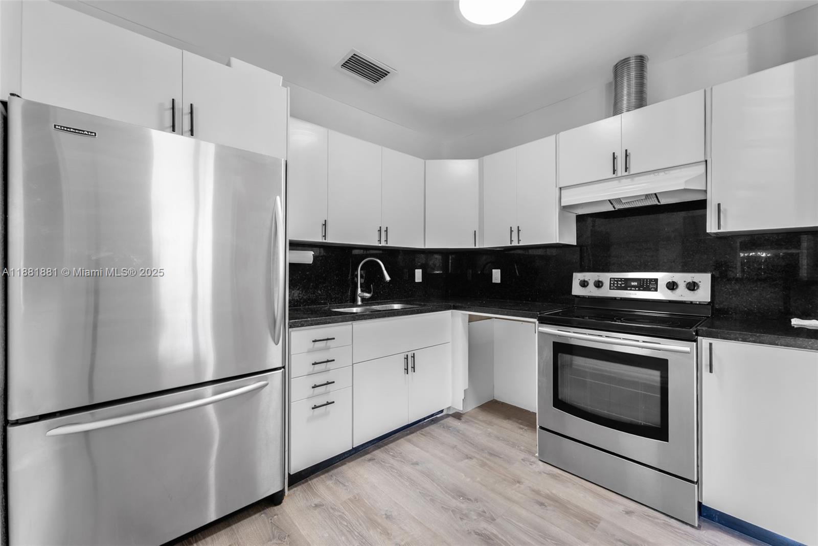 HOLLYWOOD LITTLE RANCHES - Residential