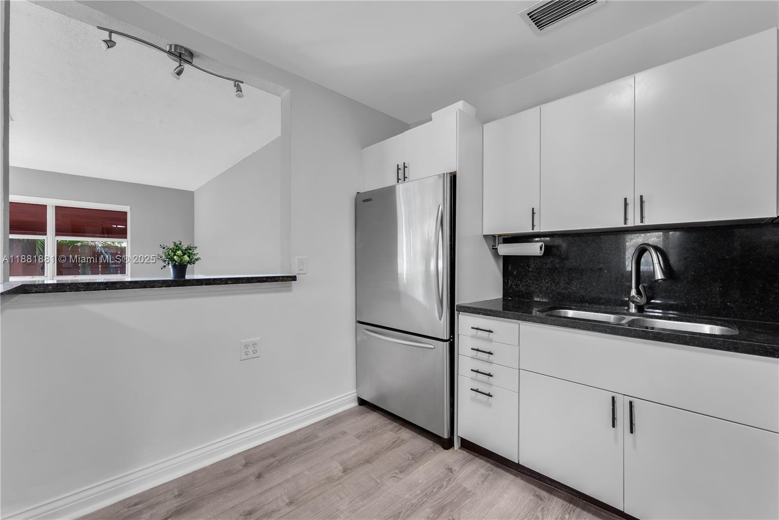 HOLLYWOOD LITTLE RANCHES - Residential