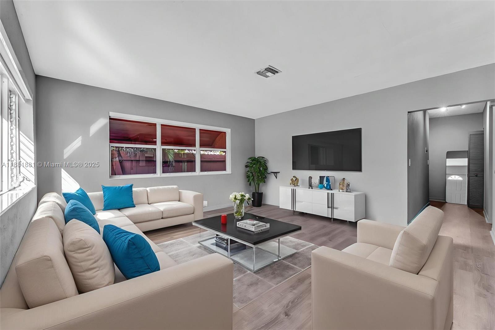 HOLLYWOOD LITTLE RANCHES - Residential