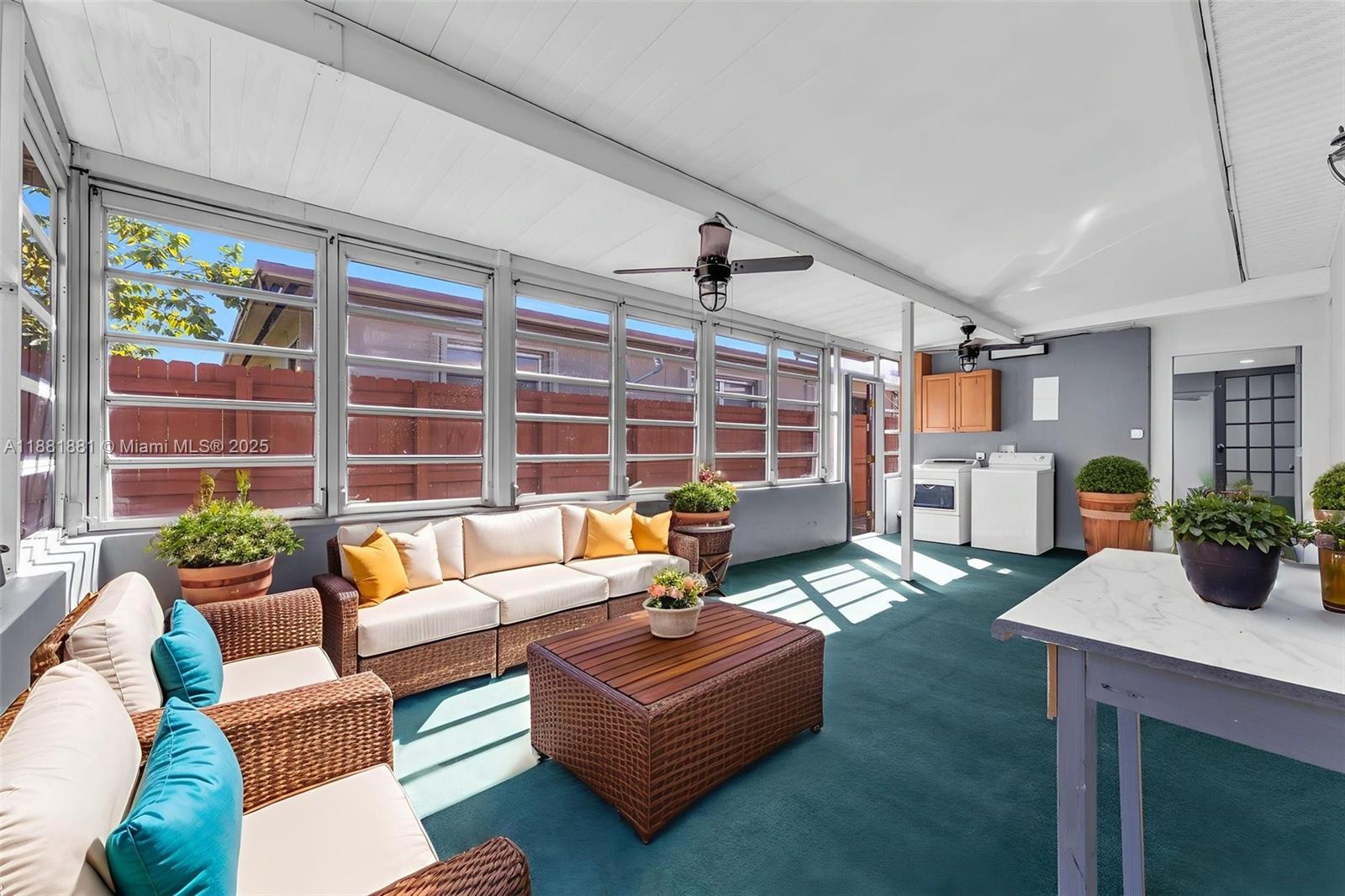 HOLLYWOOD LITTLE RANCHES - Residential