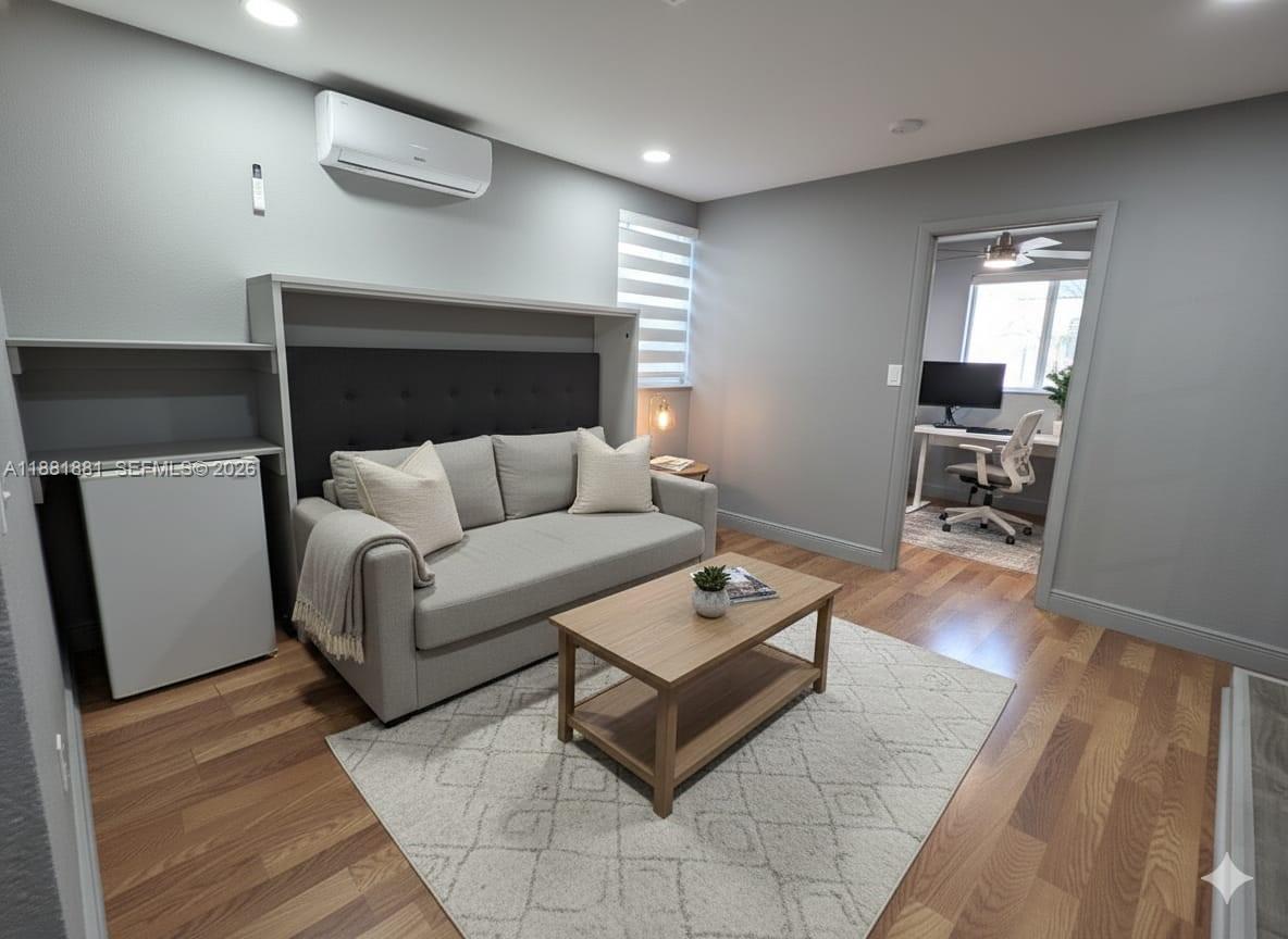 HOLLYWOOD LITTLE RANCHES - Residential