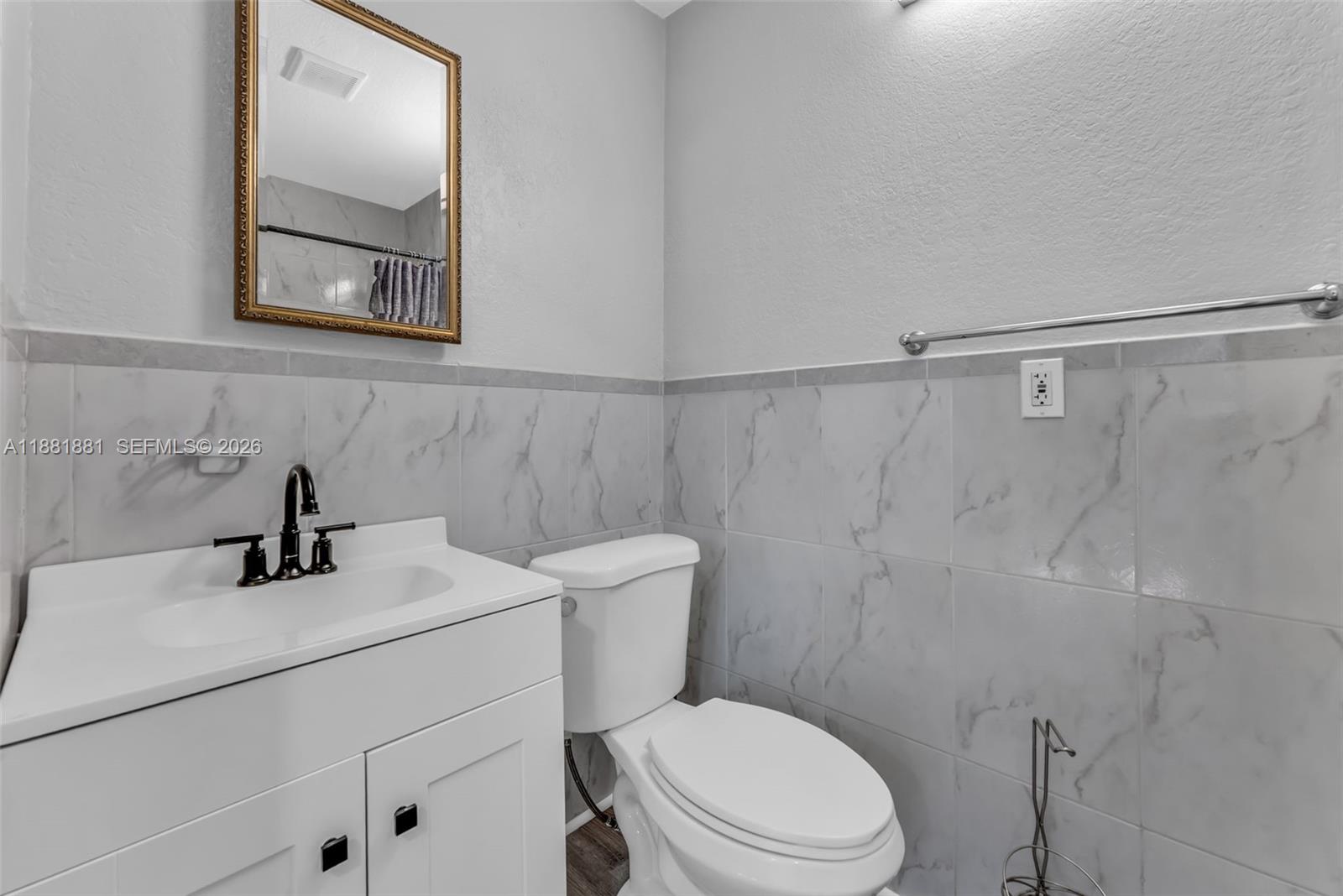 HOLLYWOOD LITTLE RANCHES - Residential