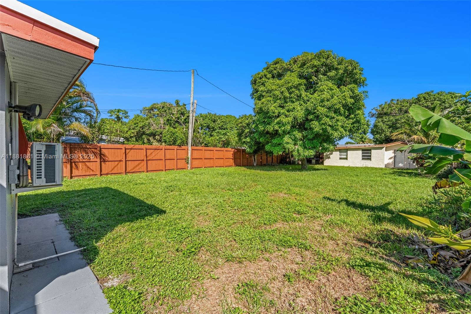 HOLLYWOOD LITTLE RANCHES - Residential