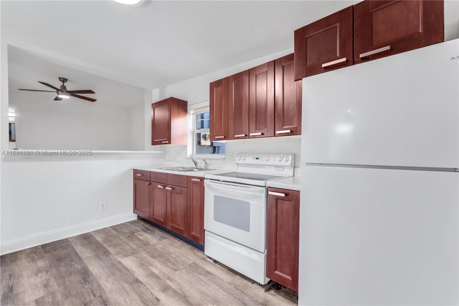 HOLLYWOOD LITTLE RANCHES - Residential