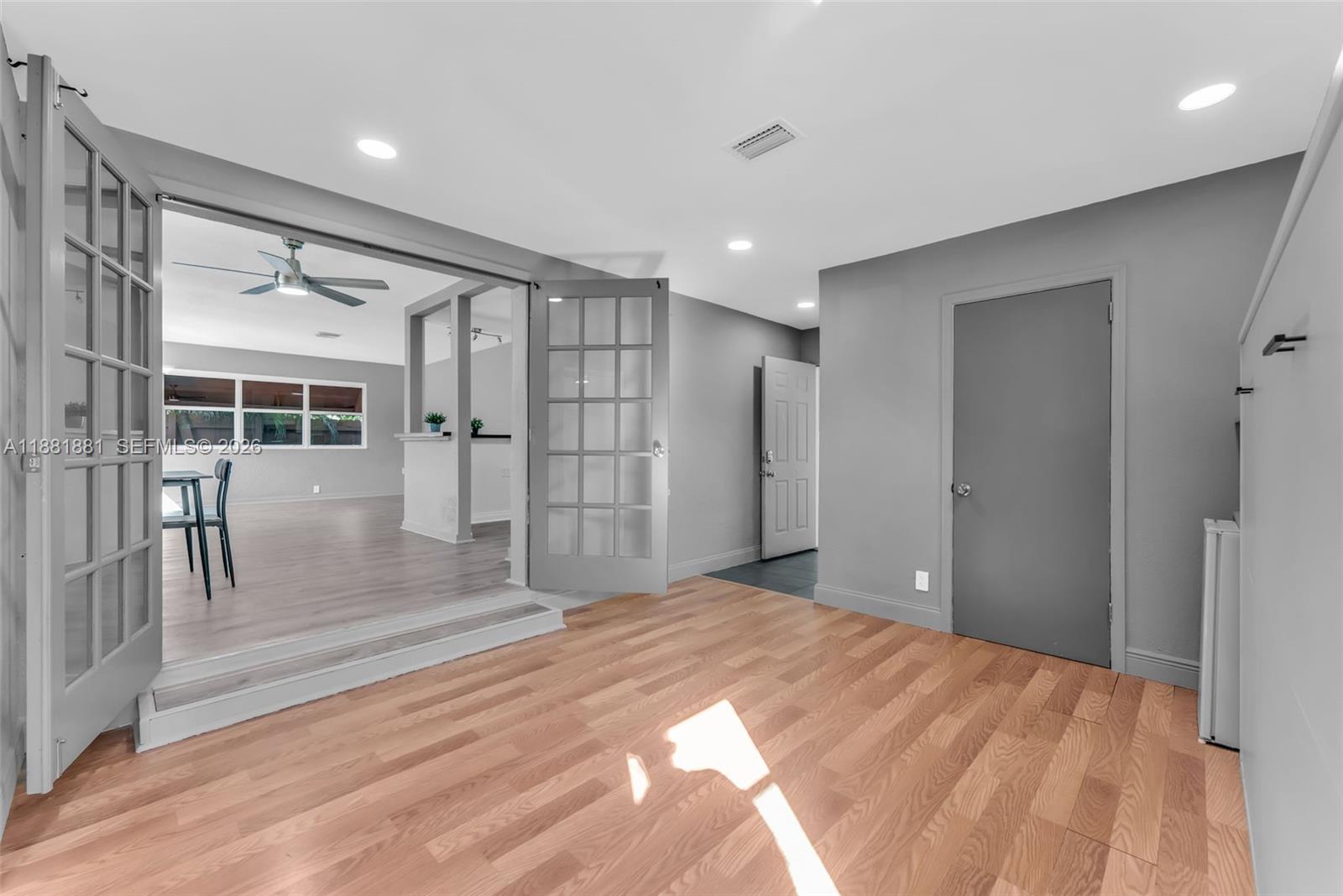 HOLLYWOOD LITTLE RANCHES - Residential