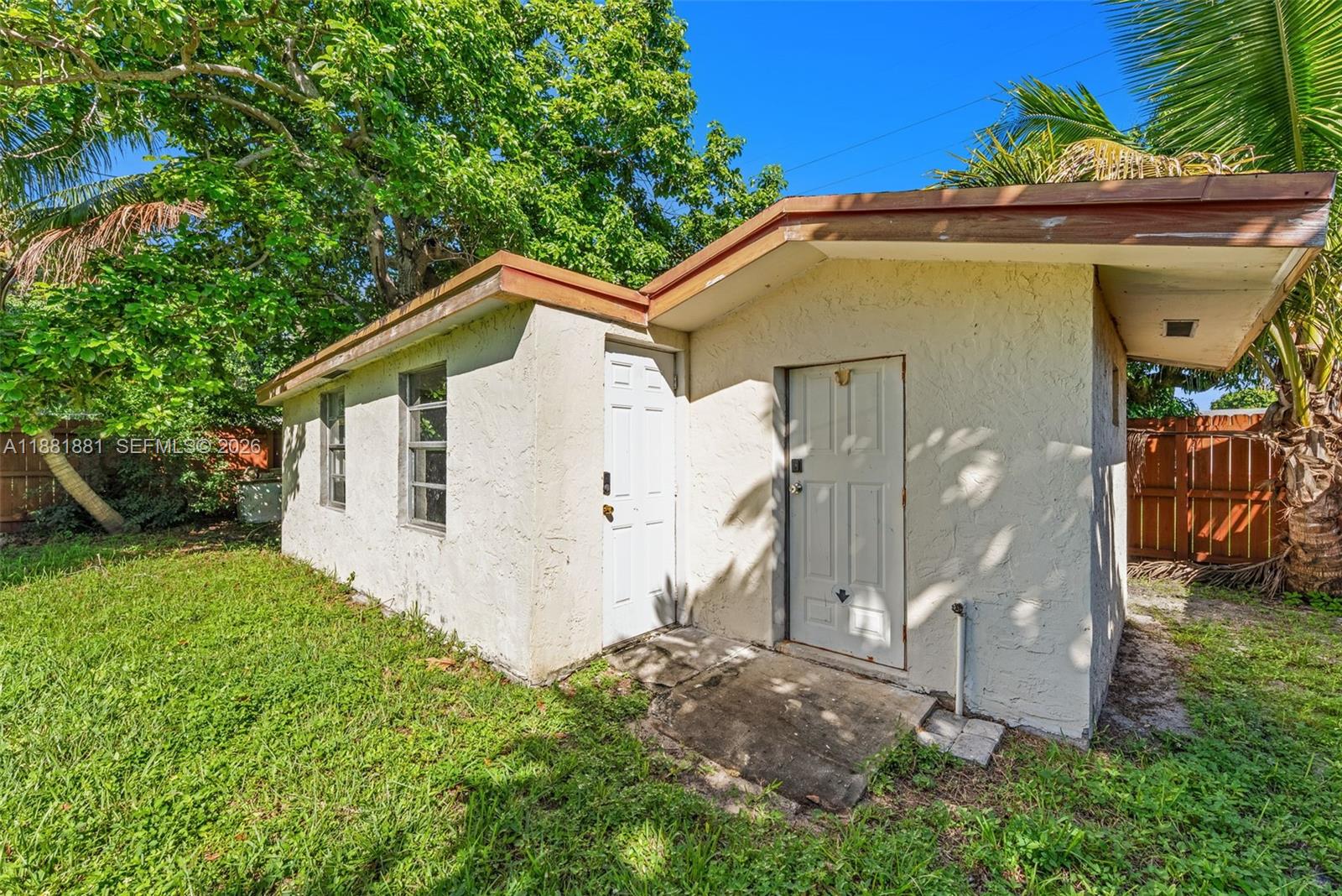 HOLLYWOOD LITTLE RANCHES - Residential