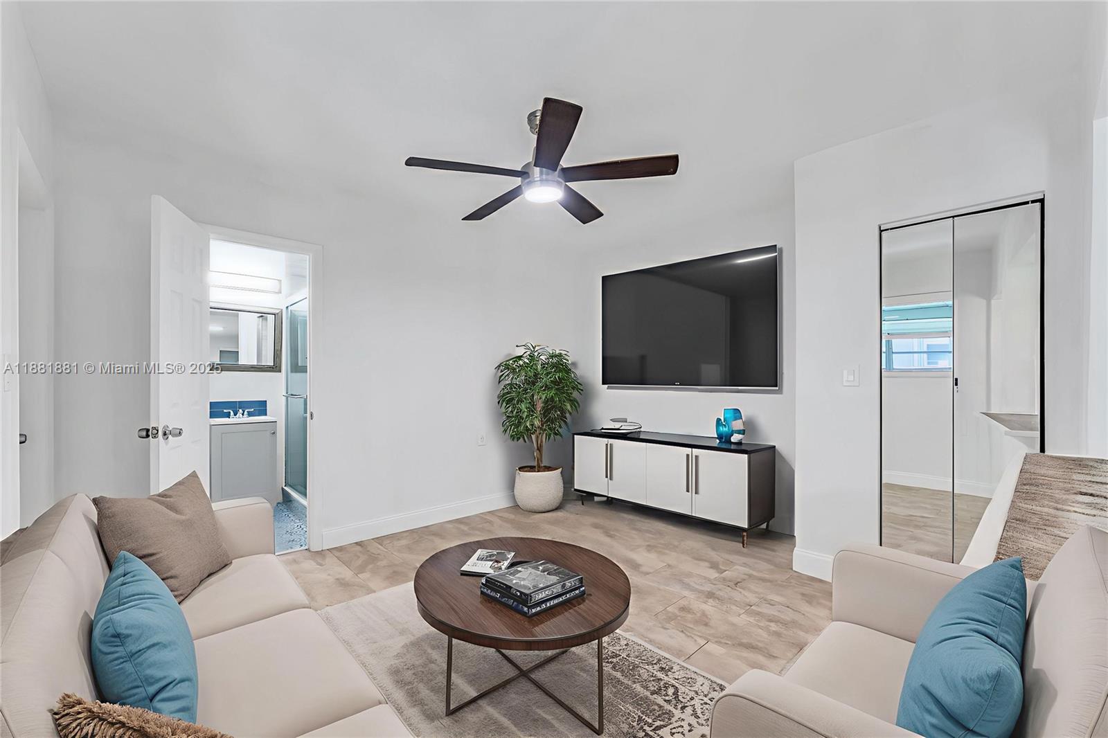 HOLLYWOOD LITTLE RANCHES - Residential