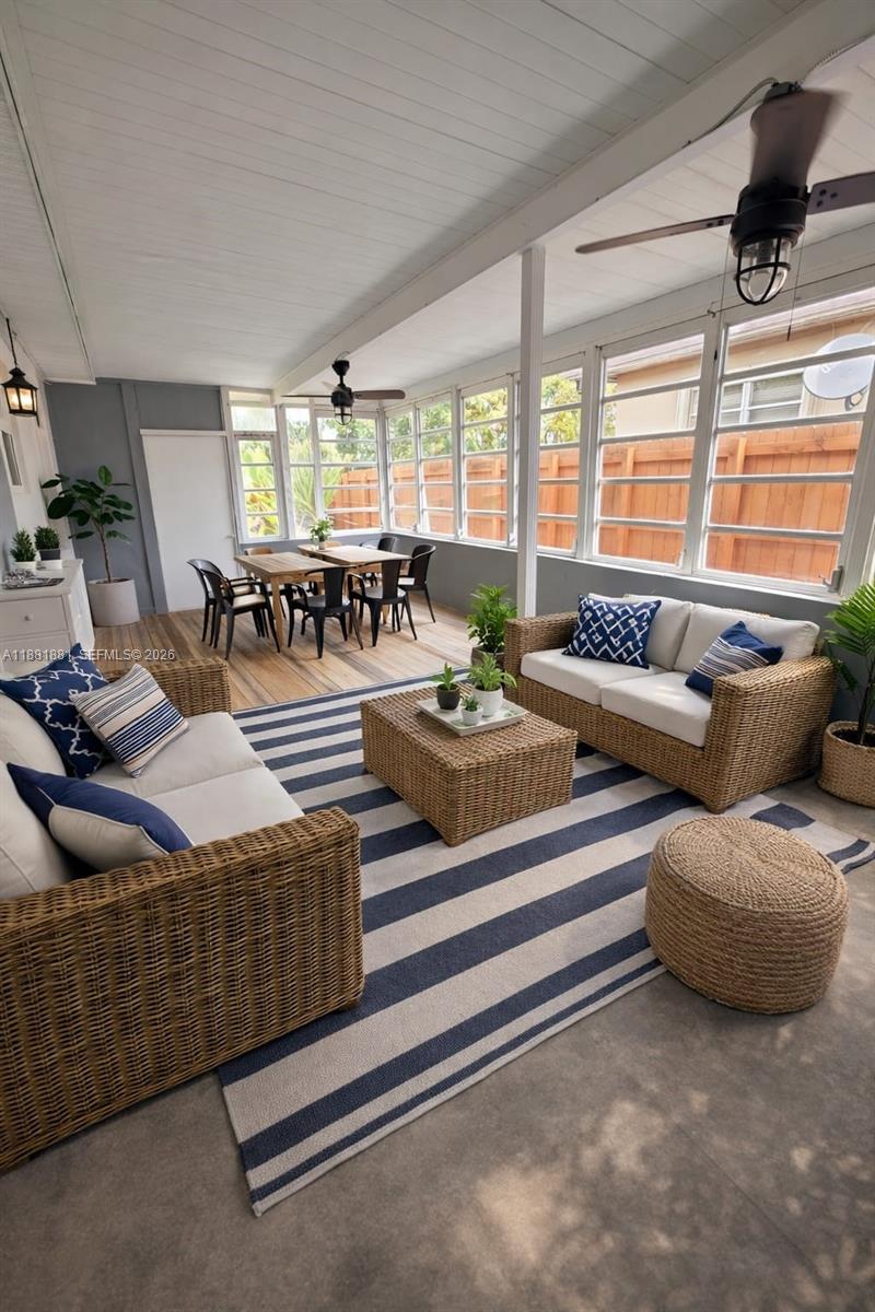 HOLLYWOOD LITTLE RANCHES - Residential