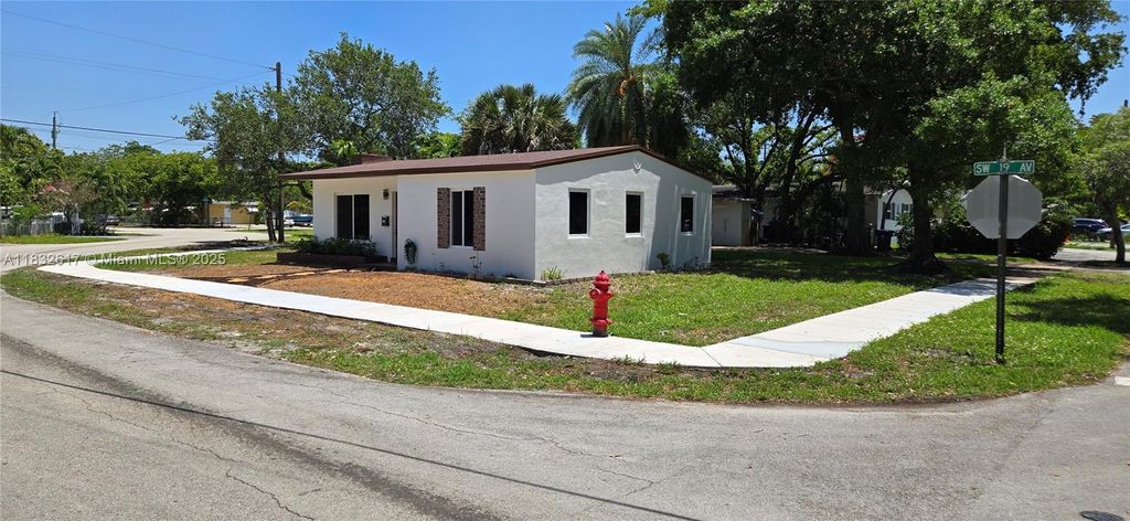 Photo of 1020 SW 19th Ave, Fort Lauderdale, FL 33312 (MLS # A11832617)