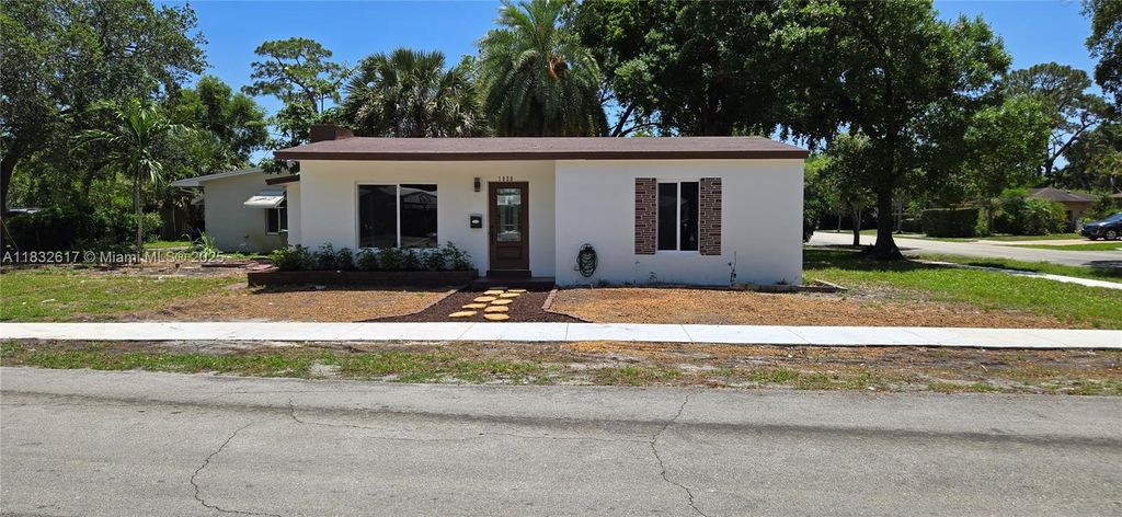 Photo of 1020 SW 19th Ave, Fort Lauderdale, FL 33312 (MLS # A11832617)