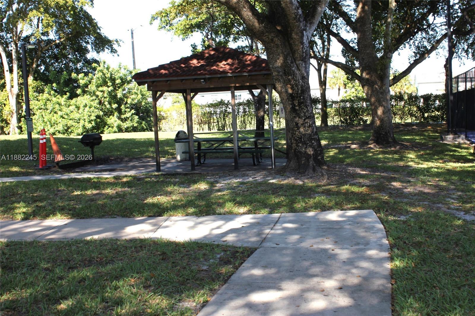 LAKE EMERALD CONDOMINIUM - Residential