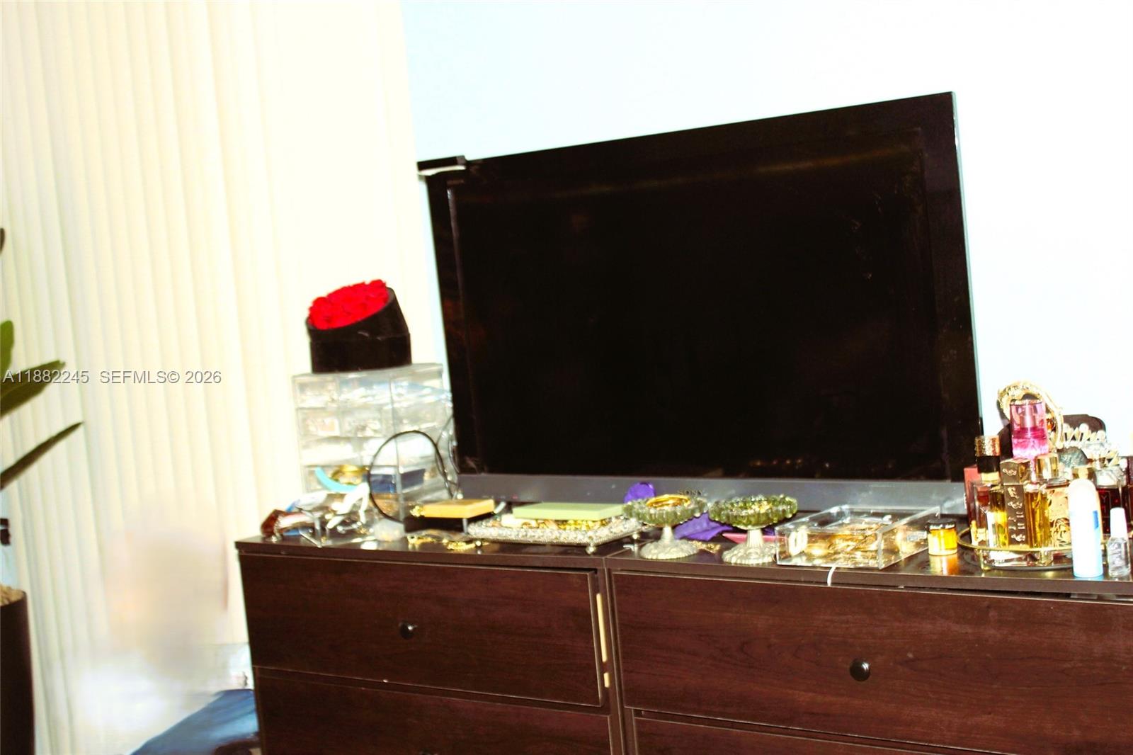 LAKE EMERALD CONDOMINIUM - Residential