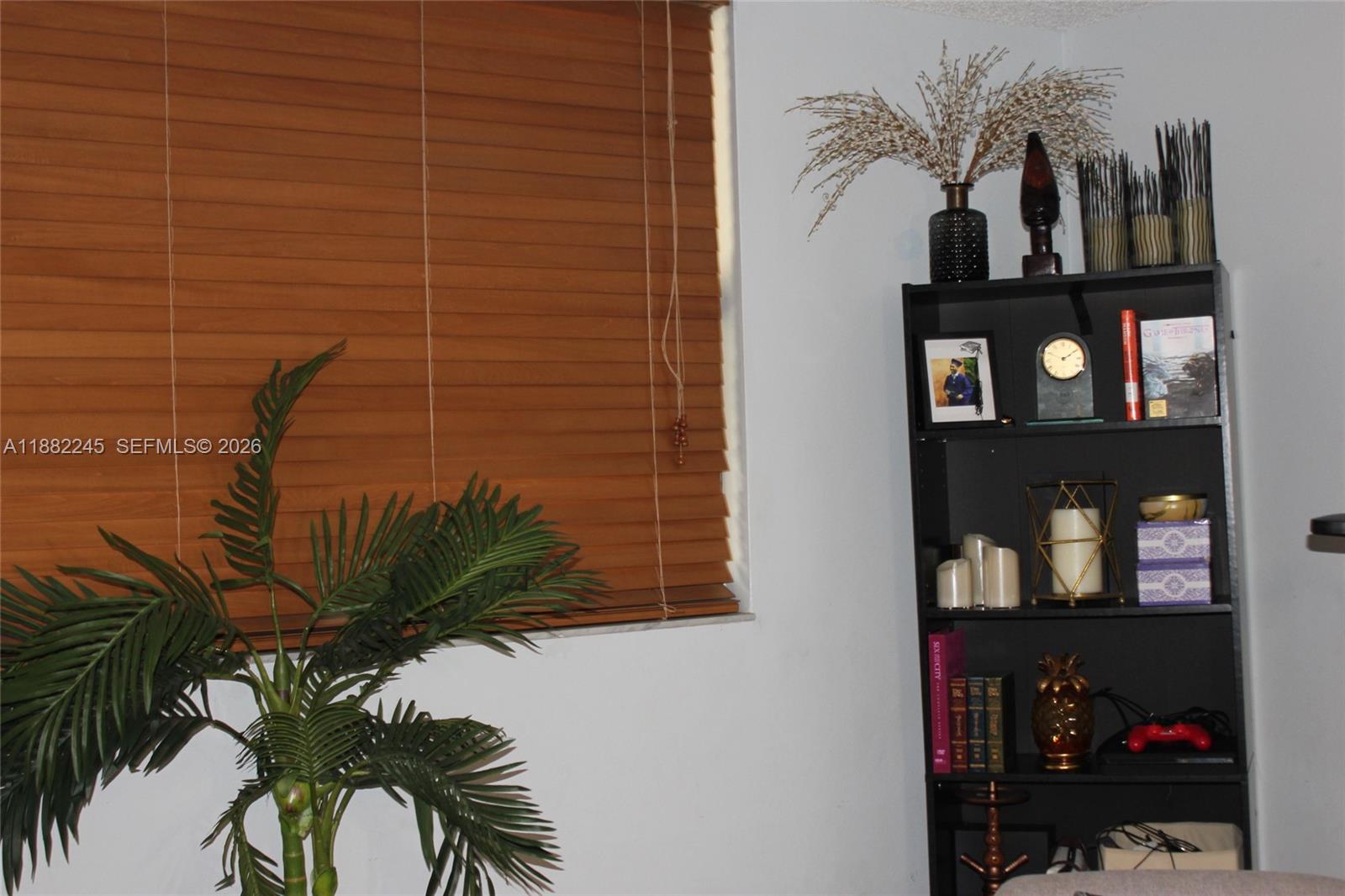 LAKE EMERALD CONDOMINIUM - Residential