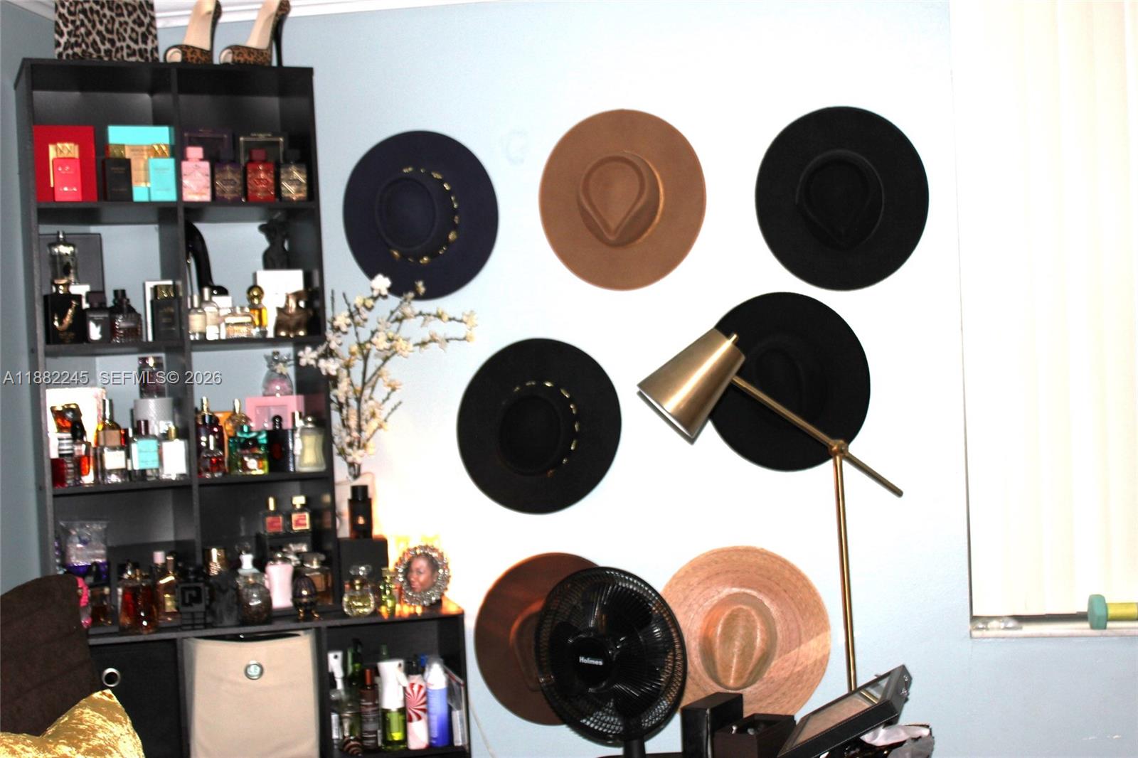 LAKE EMERALD CONDOMINIUM - Residential