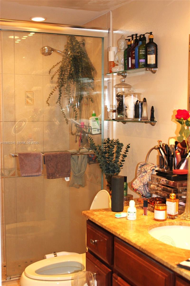 LAKE EMERALD CONDOMINIUM - Residential