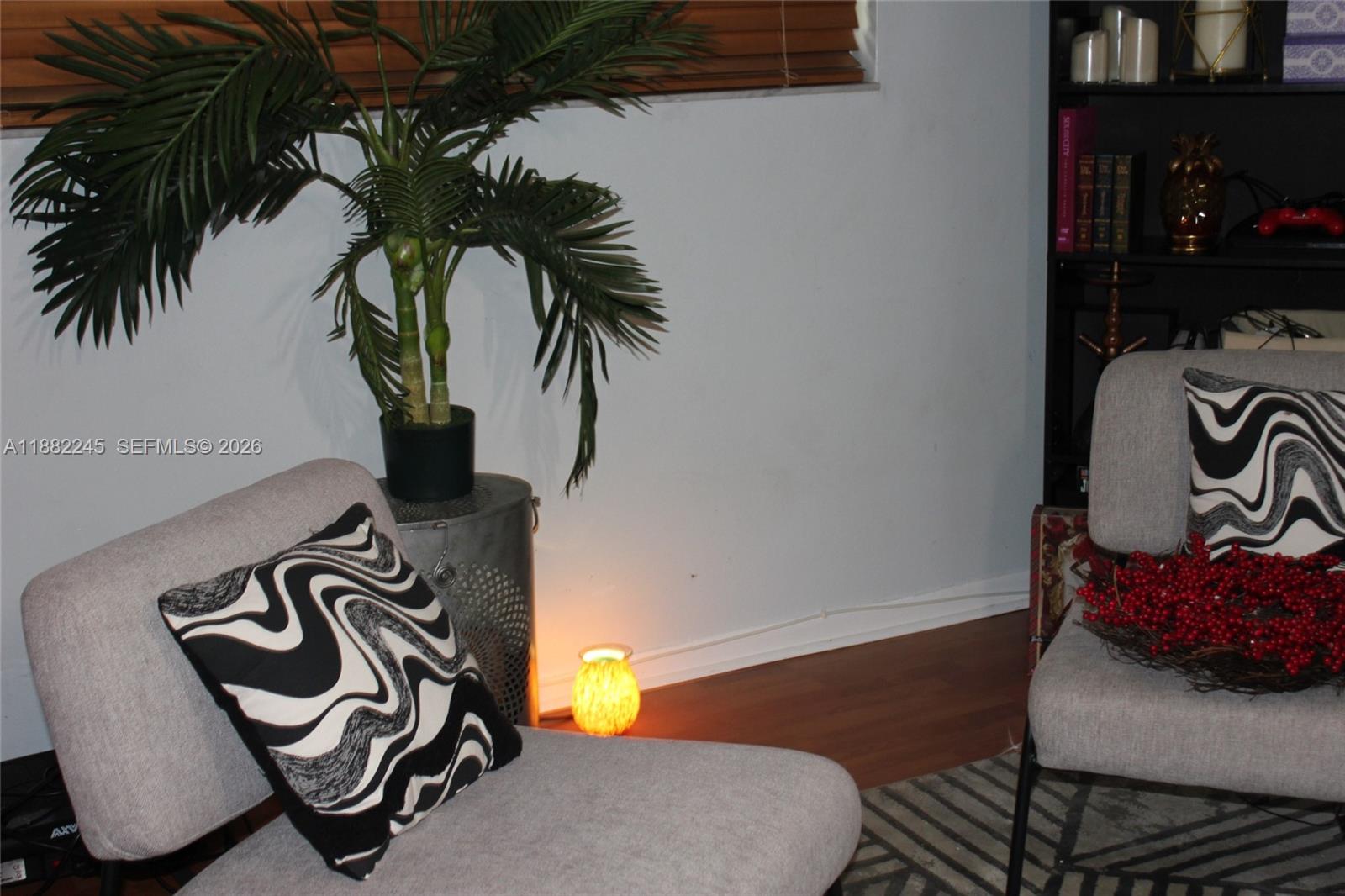 LAKE EMERALD CONDOMINIUM - Residential