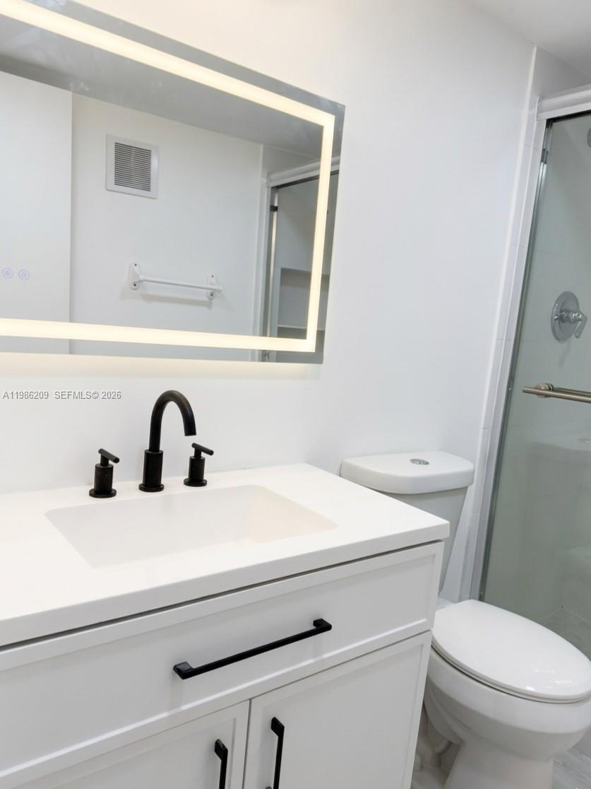 BUILDING EIGHT OF RACQUET - Residential Lease