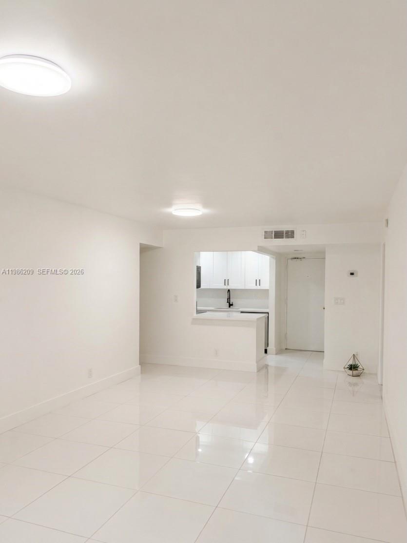 BUILDING EIGHT OF RACQUET - Residential Lease