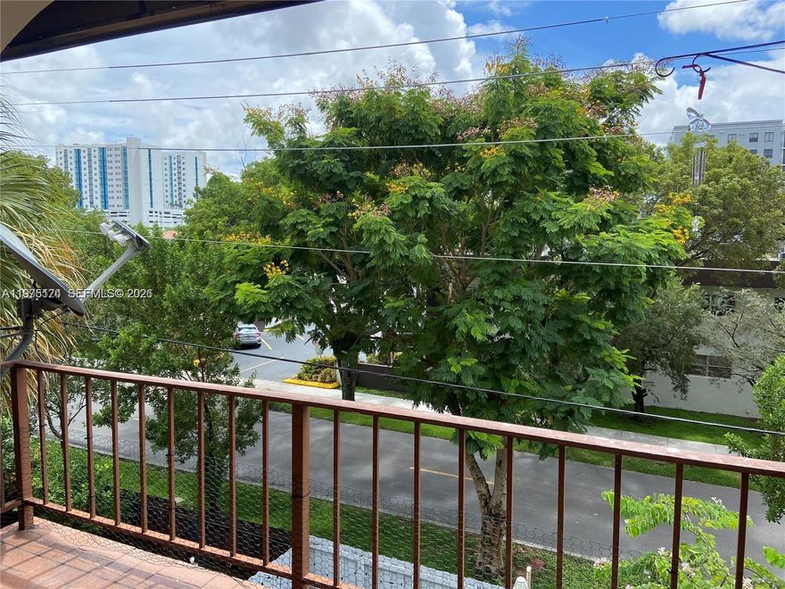 GREAT APT IN A DESIRABLE LOCATION. 2 BEDROOMS 1 BATH, TILED FLOORS. JUST TWO BLOCKS FROM SWEETWATER ELEMENTARY SCHOOL. NEAR 836 EXPW, PALMETTO EXPRW, FIU, DORAL, INTERNATION MALL, COSTCO AND OTHER SUPERMARKETS. ASIGNED PARKING.