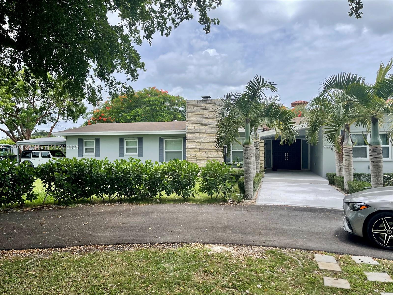 Charming efficiency for rent in a quiet Homestead neighborhood with **NO HOA APPROVALS** required and **RAPID APPROVALS** process. Unit features a private entrance, parking, and can be rented furnished or unfurnished. Ideal for one occupant. Rent includes electricity, water, and internet. Conveniently located near shopping, dining, and major highways. Available to show weekdays after 4 PM and all day on weekends. Move-in ready!! Docs needed-Last 3 Bank Statements, Background Check and Last 3 paystubs.