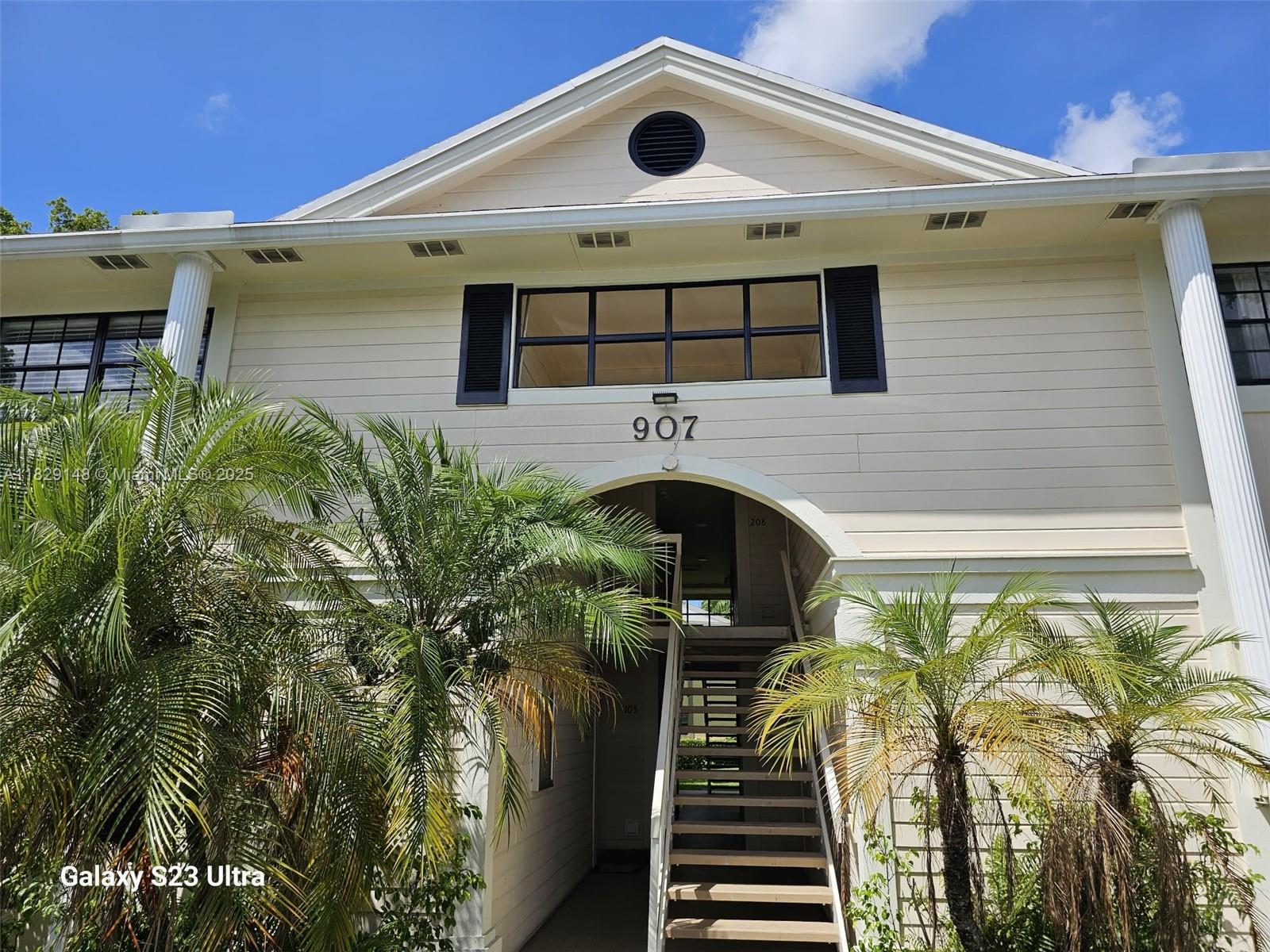 907 NE 199th St 106