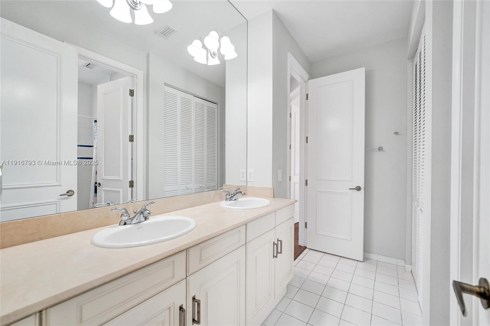 HOLLYWOOD LAKES SECTION - Residential