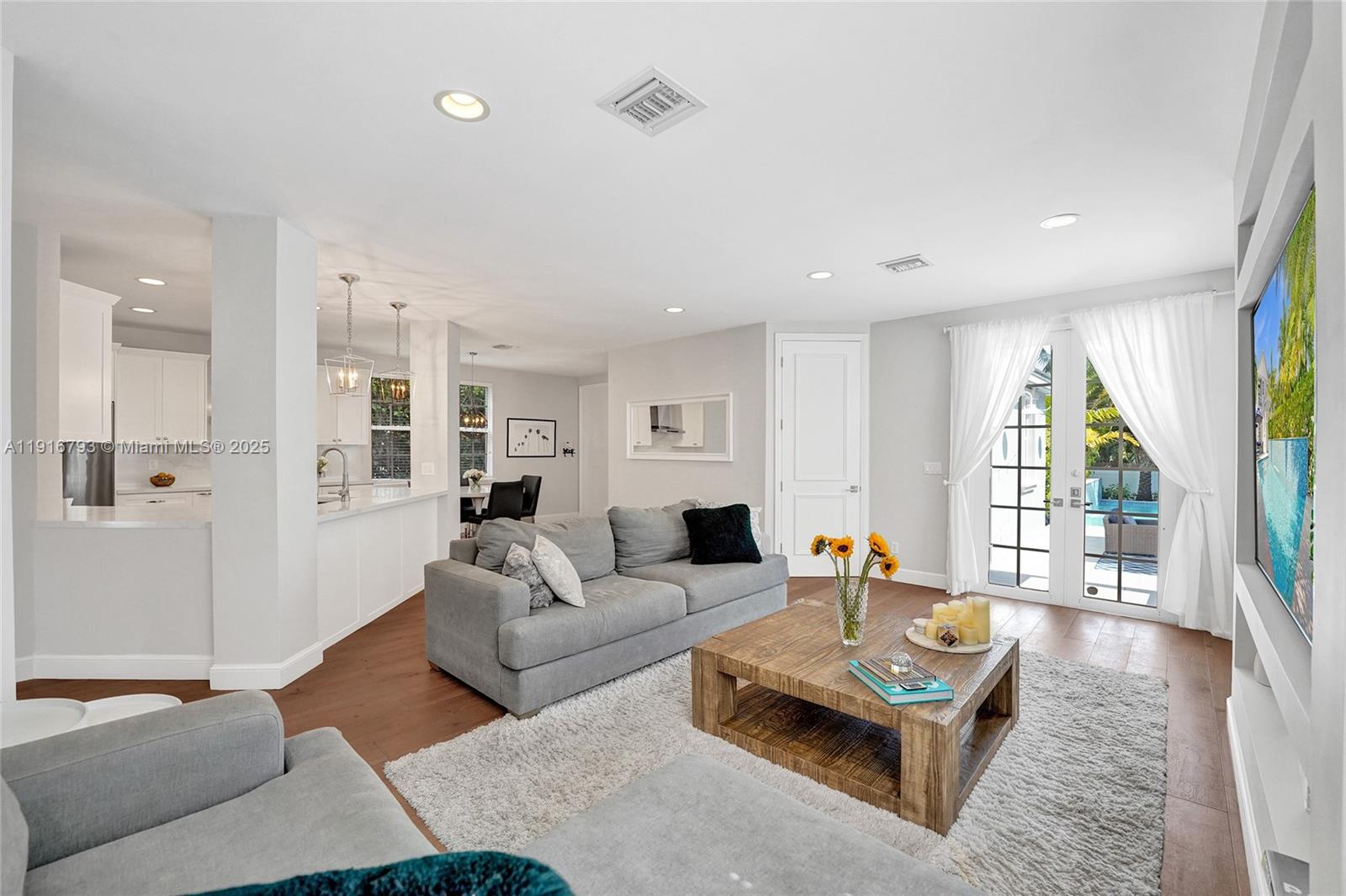 HOLLYWOOD LAKES SECTION - Residential