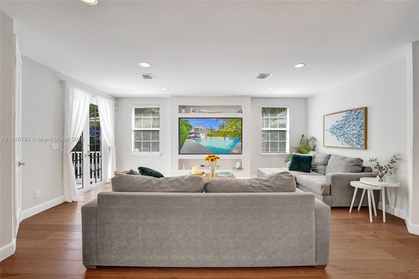 HOLLYWOOD LAKES SECTION - Residential