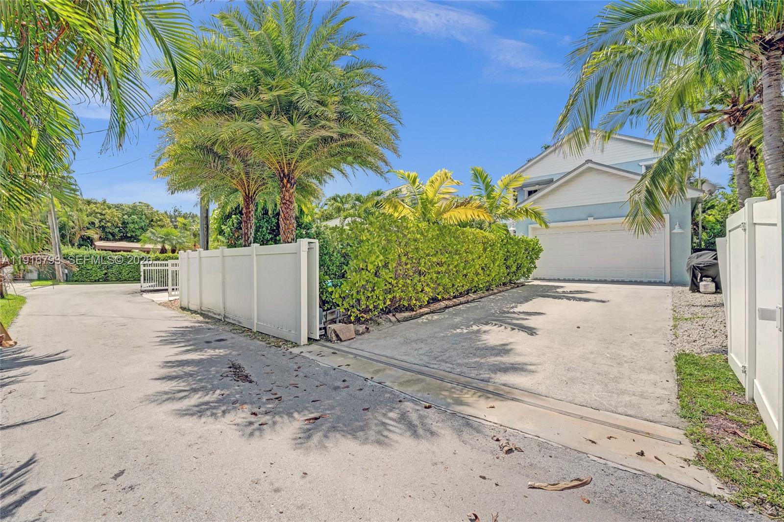 HOLLYWOOD LAKES SECTION - Residential