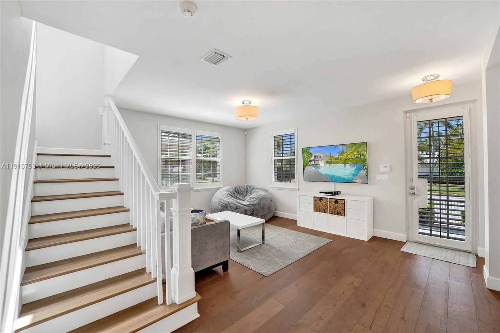 HOLLYWOOD LAKES SECTION - Residential