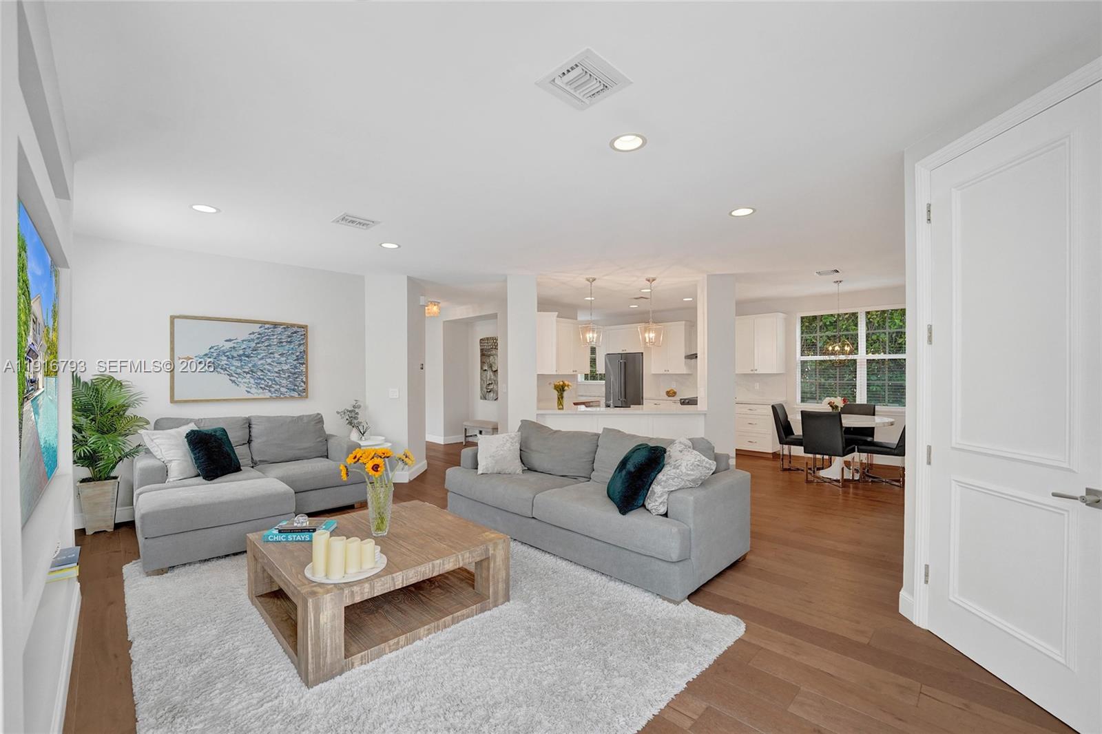 HOLLYWOOD LAKES SECTION - Residential