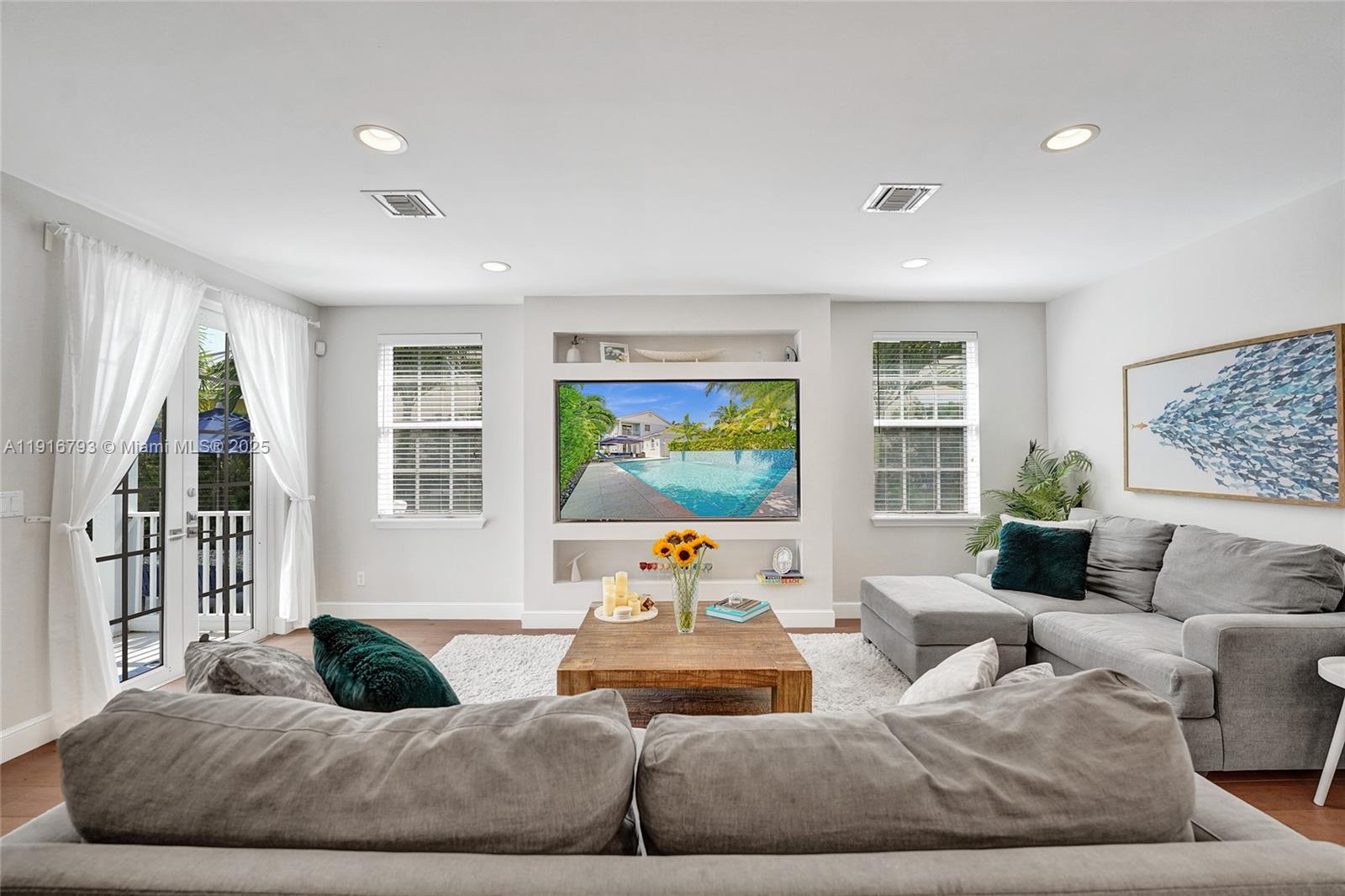 HOLLYWOOD LAKES SECTION - Residential