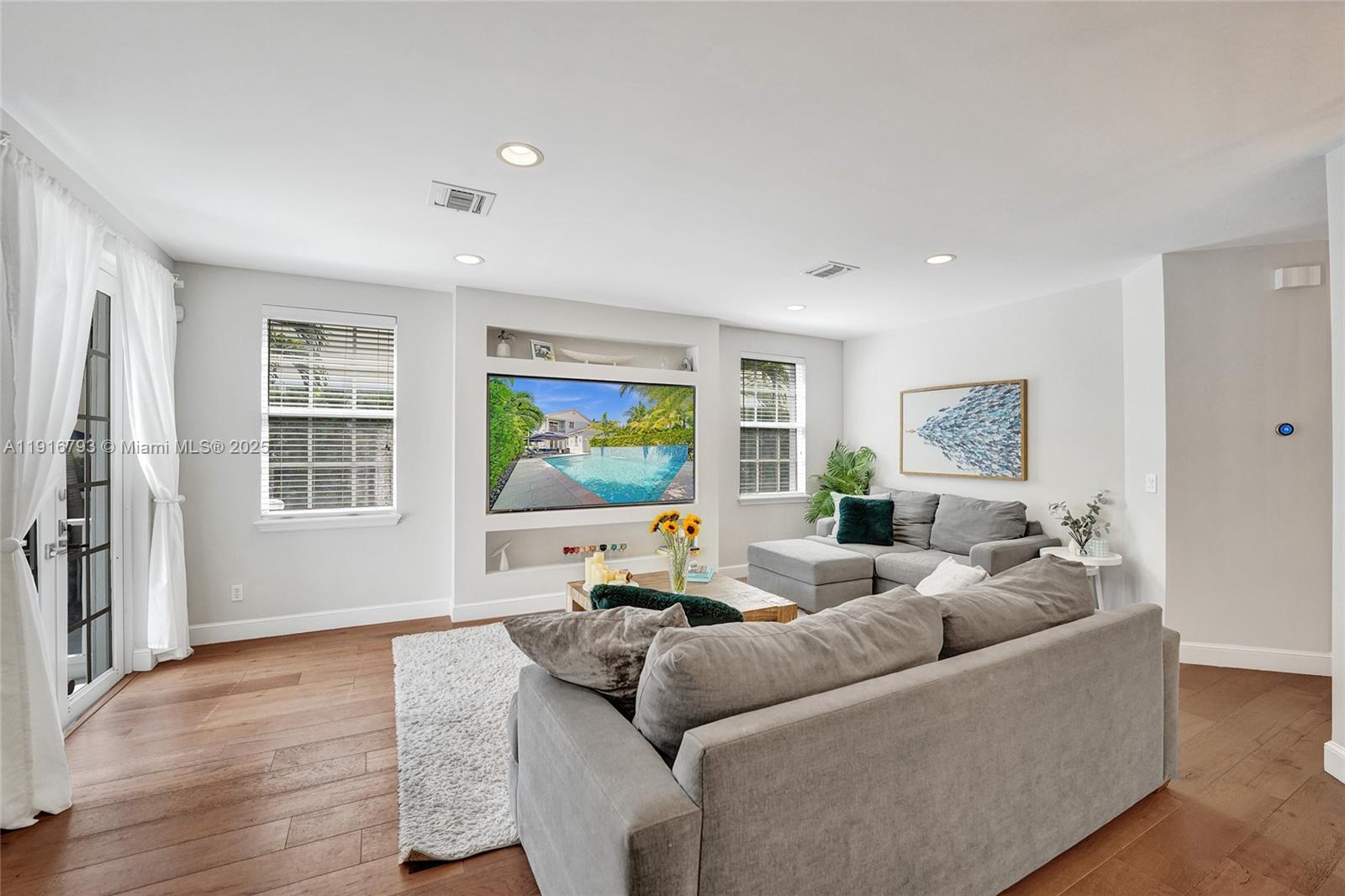 HOLLYWOOD LAKES SECTION - Residential