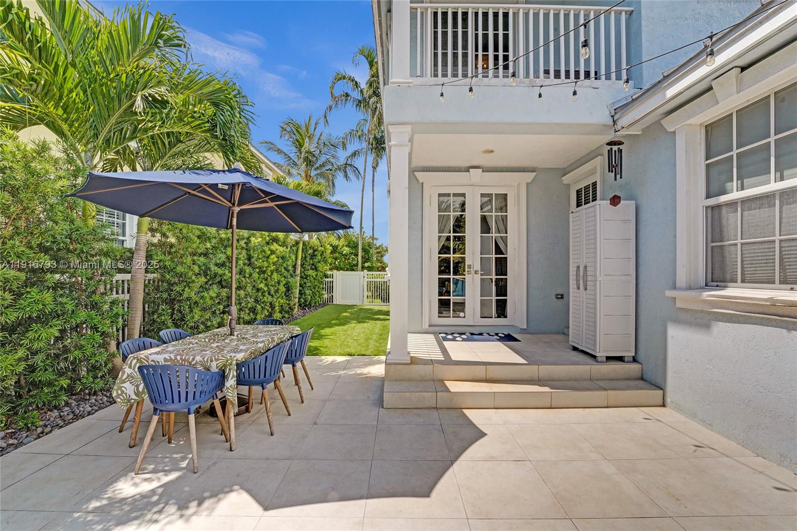 HOLLYWOOD LAKES SECTION - Residential