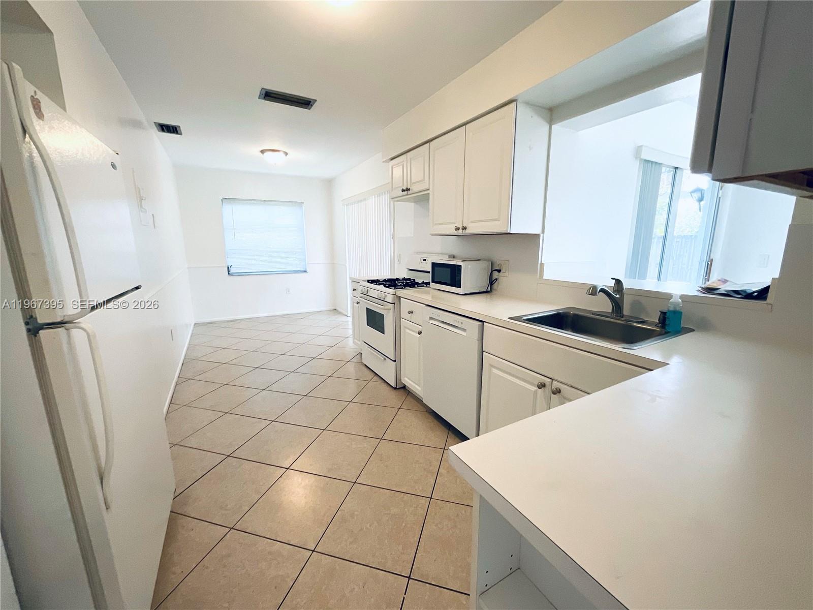 SUNRISE GOLF VLG SEC 24 - Residential Lease