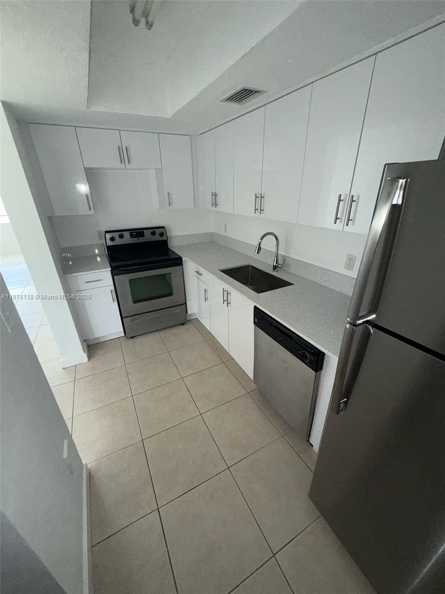 Beautiful remodeled and fully painted apartment with two bedrooms and two bathrooms.