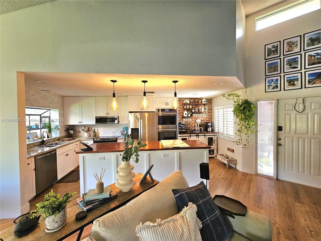 Photo of 9423 N Chelsea Dr N, Plantation, FL 33324 (MLS # A11656082)